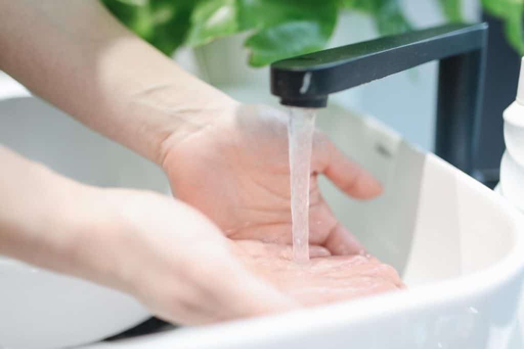 Washing hands by Polina Tankilevitch and Pexels