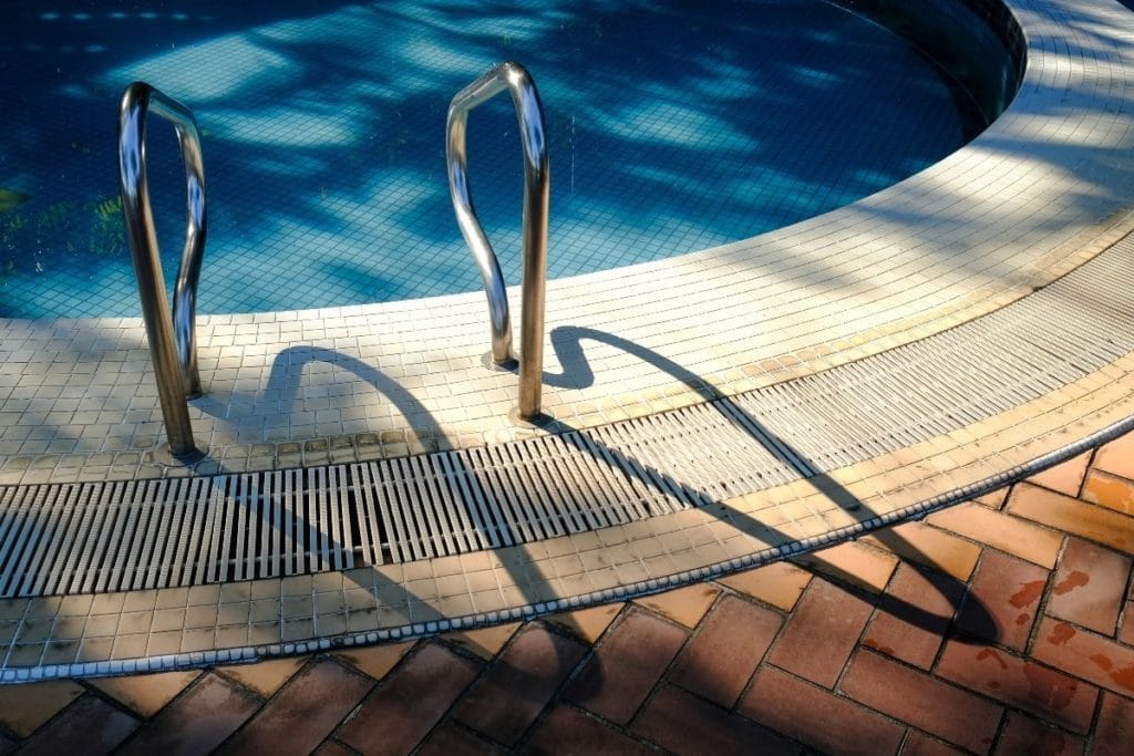 Maintaining a Saltwater Pool vs a Chlorine Pool