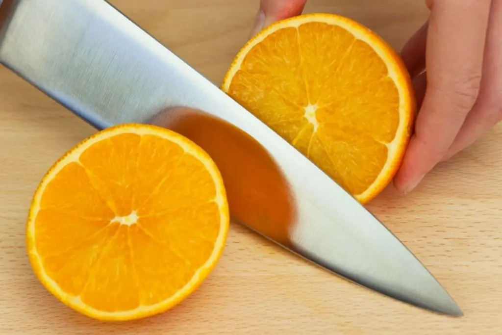 Cutting an Orange with a knife previously sharpened with an electric sharpener
