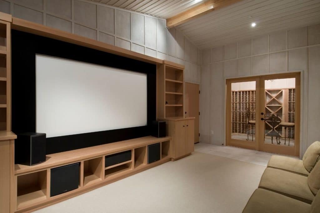 Using one of the best home theater projector screens