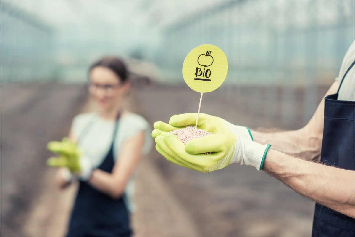 7 Best Organic Liquid Fertilizers for Vegetables & Gardens in 2024 shelf